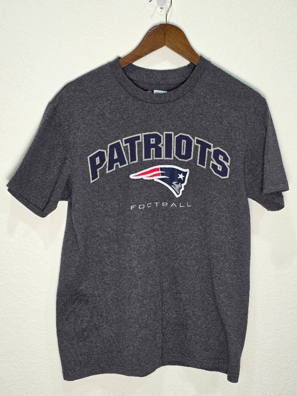 NFL New England Patriots Embroidered Patch Graphic T-Shirt Gray Medium M